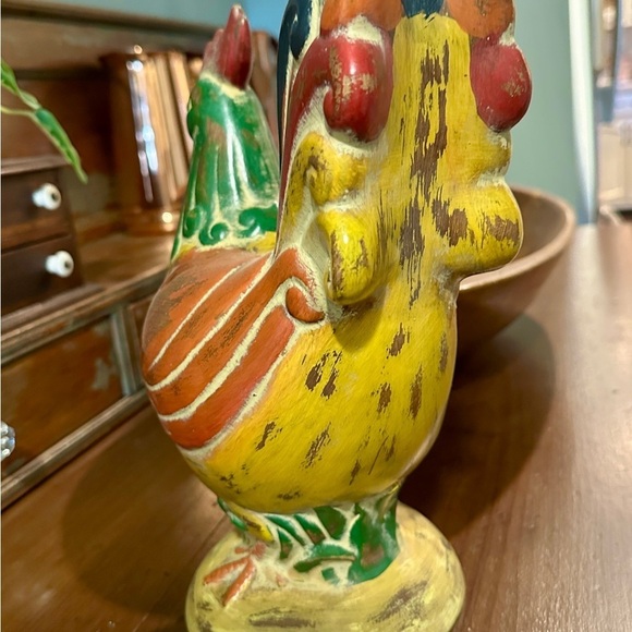 12” RUSTIC, STONEWARE ROOSTER FEATURING A BEAUTIFUL DISPLAY OF COLOR. - Picture 6 of 8